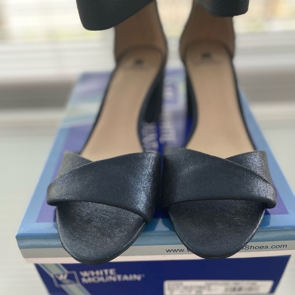 White Mountain Satin Sandals in 7 1/2 - Picture 8 of 11